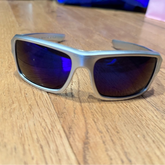 Oakley Fuel Cell Sunglasses Silver Frame Blue Iridium Polarized Lenses USA Made - Picture 4 of 5